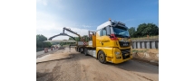 Vrachtauto 4x4 met rijplaten-oplegger