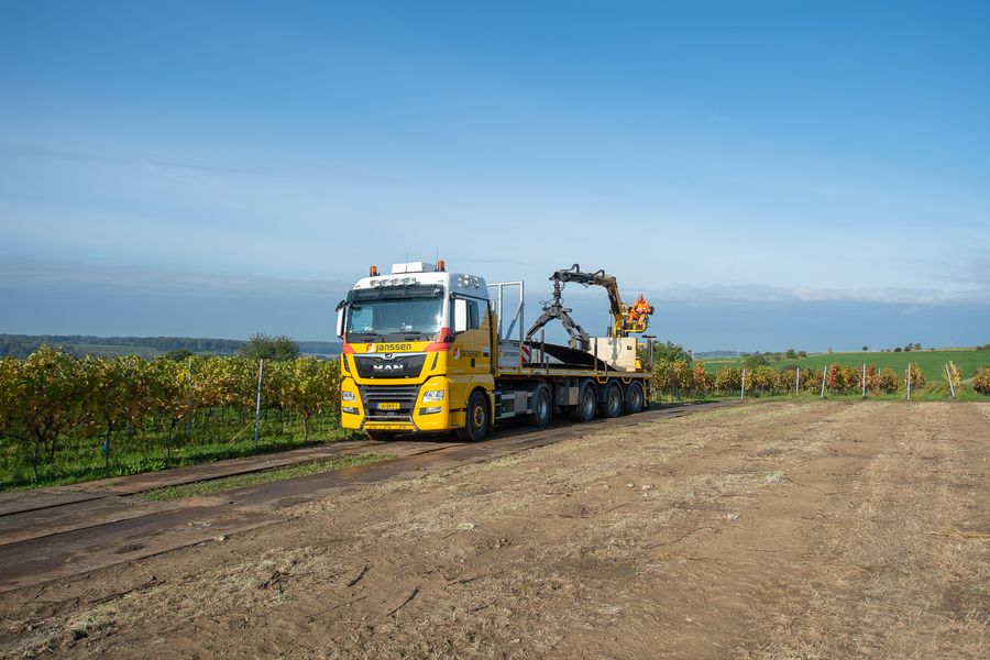 Vrachtauto 4x4 met rijplaten-oplegger