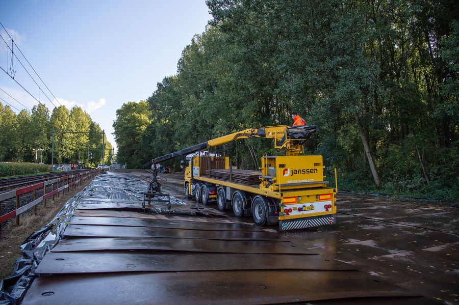 Vrachtauto 6x2/4 met rijplaten-oplegger