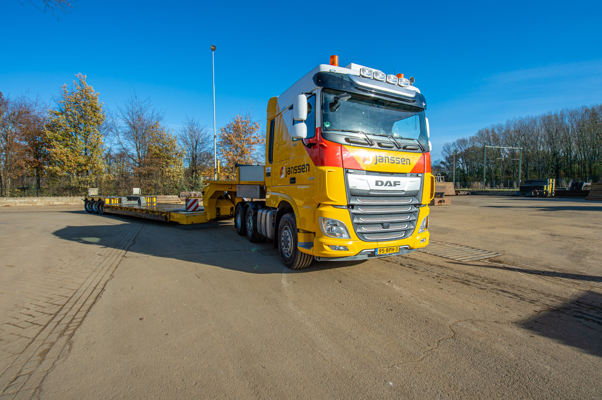 Vrachtauto met dieplader 29 ton